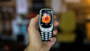Tlačítkové mobily jsou zpět. Novinky z roku 2026 ale umí věci,  ze kterých vám spadne brada