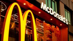 Tohle vás rozesměje: McDonald’s vyrobil myš k počítači, která vypadá jako její nejslavnější jídlo. Podívejte