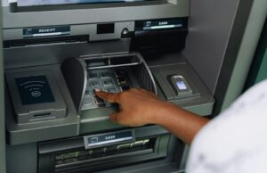 Zloději zdokonalili krádeže u bankomatů. Donutí vás kartu použít jinak