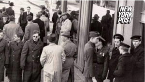 Tato fotografie z druhé světové války vyvolala na internetu šílenství. Poznáte předmět, co drží muž v ruce?