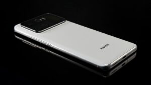 Ani iPhone, ani Samsung. Nejlepší telefon na českém trhu je opomíjený a stojí 2000 Kč